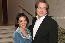 Первый канал и константин львович уже давно стали не отделимы друг от друга. Zhena Konstantina Ernsta Sofya Zaika I Byvshie Pervaya Anna I Vtoraya Larisa