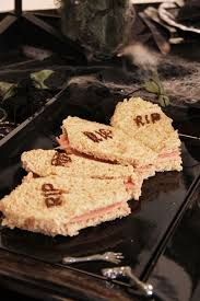 Pour Reussir Votre Aperitif Dinatoire Halloween Une Recette De Sandwichs En Forme De Cercueil Recette Aperitif Dinatoire Halloween Recette Halloween Apero Apero Dinatoire Halloween