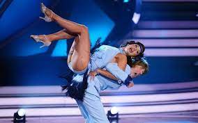 Malika dzumaev hat ihre allererste staffel als profitänzerin hinter sich. Kameramann Sturzt Bei Let S Dance Mickie Krause Fliegt Hat Mich Aus Dem Konzept Gebracht