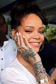The pointed tip of the design follows the line of her forefinger, adding to the sensuous look of the tattoo. Rihanna Henna Hand Tattoos Freakoutfit Rihanna Tattoo Rihanna Rihanna Riri