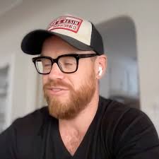 In this episode, @chrisleclerc dives into the importance of client service  as a commercial director, emphasizing how a collaborative,  solutions-oriented mindset