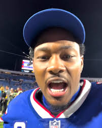 Aaron Makowski's Instagram, Twitter & Facebook