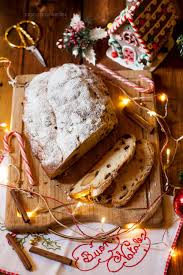 Con la sua farcitura di canditi, frutta secca e uvetta, lo stollen ricorda subito il più classico panettone, ma dà anche l'idea di un dolce pane tutto da mordere, magari davanti a un bel caminetto. Stollen Dolce Di Natale Tedesco Maccaroni Reflex