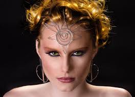 A foto “Maschinenmensch” (homem-maquina) foi inspirada no filme  “Metrópolis”, de 1927. Um dos primeiros filmes de ficção científica e marco  do expressionismo alemão, tem fortes referências à estética Bauhaus. Estará  exposta na