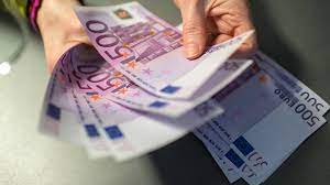 500 euro scheine in der hand. Was Sie Uber Den 500 Euro Schein Wissen Wollten