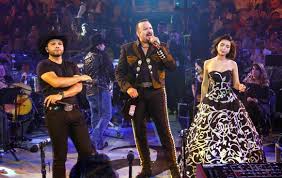 Ángela aguilar dejó a más de uno con la boca abierta, y es que la hija de pepe aguilar deslumbró a luego de que ángela aguilar asegurara que la nominan a los premios solo para hacerle burla, la. Pepe Aguilar Y Sus Hijos Angela Y Leonardo Abarrotan Palenque La Opinion