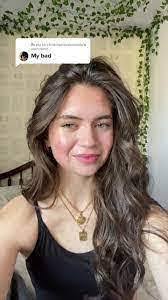 Eloise Leon's Instagram, Twitter & Facebook