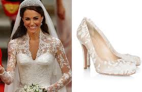 Solitamente la scarpa da sposa è scelta nel classico colore bianco o panna, tinta che si addice maggiormente per un abito di colore puro come il. I Piedi Della Sposa 2013