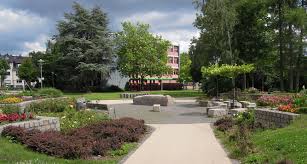 Die gartensaison beginnt, wasser im garten bringt ein tolles ambiente. Datei Dillingen Rosengarten Quellsteinbrunnen Jpg Wikipedia
