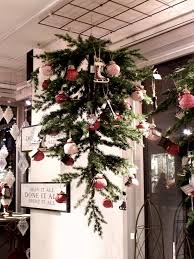 Kleinen Weihnachtsbaum An Die Decke Hangen Tipps Weihnachtsdeko Ideen Christmastree Weihnachtsdekoration Weihnachtsbaum Weihnachten Kugeln