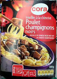 2 émincez votre oignon, coupez vos champignons en lamelles puis faites revenir avec un peu d'huile d'olive dans une grande poêle à feu vif pendant 5 minutes en remuant souvent. Nouilles A La Chinoise Poulet Champignons Noirs Cora 300 G