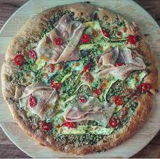 Proseguite con delle strisce di pesto (potete utilizzare un sac à poche, per ottenere un risultato più preciso) e qualche altra foglia di basilico. Pizza Zucchine Piselli Crudo E Pesto Al Basilico Il Gusto Di Andre