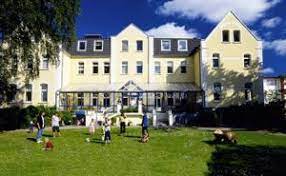 Gertrud völcker und ihr mann halten jedoch weiterhin engen kontakt zu einigen genossinnen, mit gemeinsam mit ihrem mann leitet sie von 1951 bis 1959 das mütterwohnheim der awo, haus. Gertrud Volcker Haus Kellenhusen Ostsee Deutschland Kurklinikverzeichnis Rehakliniken Und Kurkliniken In Deutschland