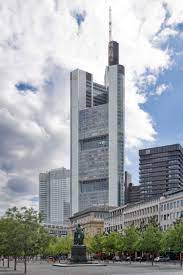 Designed by renown architect norman foster, this attractive tower rises some 300 meters from street level. Frankfurt Am Main Commerzbank Tower Tower Architecture Building Skyscraper Architecture