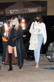 Selena gomez went blonde right before the ama's this week. Neu Blondine Selena Gomez Im Sexy Minikleid Unterwegs Promiflash De