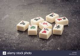 Un juego tradicional de bangladesh, un país localizado al sur del continente asiático. Mahjong Juego De Mesa Piezas Acostado Sobre La Tabla De Piedra Concepto De Asia China O Las Actividades De Ocio Esparcimiento Y Juegos Tradicionales Fotografia De Stock Alamy