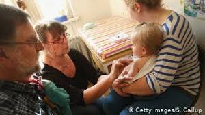 Στην ελλάδα οι εμβολιασμοί του πληθυσμού πραγματοποιούνται σύμφωνα με το εθνικό πρόγραμμα εμβολιασμών για παιδιά και εφήβους, όπως διατυπώθηκε από την εθνική επιτροπή ανοσοποίησης και. Ypoxrewtikos O Emboliasmos Kata Ths Ilaras Sth Germania Koinwnia Politismos Dw 15 11 2019