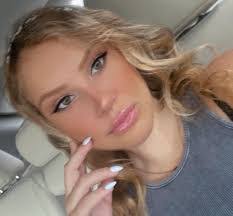 Sarah Sparling's Instagram, Twitter & Facebook