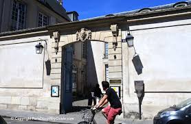 Paris Walking Tour Hidden Gardens In The Marais Paris Discovery Guide