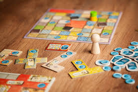 Los juegos de mesa pueden colaborar mucho en construir eso, no solo porque es una instancia física, donde inviertes tiempo en alguien, sino porque estas explorando su lado lúdico, donde la persona es libre de tomar decisiones sin riesgos, y desde la seguridad de que no pierde nada. Los 8 Mejores Juegos De Mesa Para Dos Personas