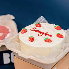 Bento cakes are mini cakes, not more than four inches in diameter and come nestled in a takeout box. Annyeong Cute Korean Bento Cake
