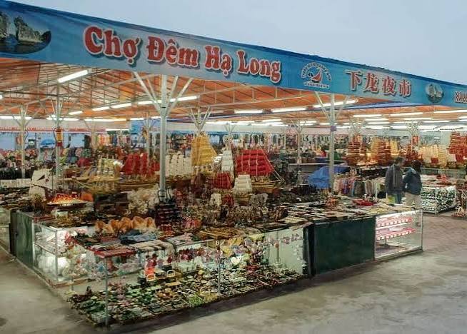  Các gian hàng tại chợ đêm Hạ Long