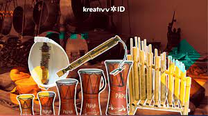 Sama halnya dengan pendapat danardana (2003:57) yang menyatakan bahwa puisi dibawakan dengan diiringi. 20 Alat Musik Tradisional Indonesia Yang Mendunia Kreativv