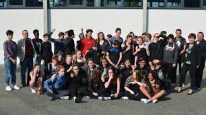 As of 2012 most of its approximately 2,000 students live in the 7th and 15th arrondissements. Journal L Union