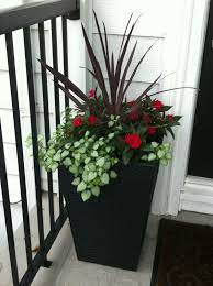 From decorating your front porch with flower pots to installing large planters outside your door to designing the best arrangements for your patio, there are many ways to make a great first impression. Gartentopfe Uber 50 Wunderschone Pflanzenkompositionen Frauenclub Flower Pots Outdoor Container Gardening Flowers Container Flowers