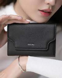 Một chiếc ví sang trọng, sắc nét, tinh tế sẽ giúp bạn chỉn chu hơn trong  mỗi lần "rút ví" 🍏 Classy Wallet ______ ▪️Color: Black, Nude ▪️Material:  PU Leather ▪️Price: 220k
