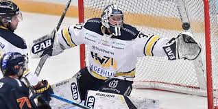2010 drog målvakten johan gustafsson på sig västeråströjan för . Hv71 Tog Fjarde Raka Segern Gp