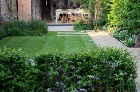 Indoor Outdoor Living Oxford Town House By August Thompson Design Townhouse Garden Sloped Garden Small Backyard Landscaping