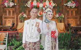 Rias pengantin akad nikah diperuntukkan untuk pengantin dalam menjalani ijab kabul atau pemberkatan. Biaya Pernikahan Sederhana Estimasi Bujet Rp50 Juta