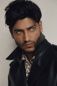 What is this message about? Urbnmodels Model Akash Kumar Ritratti Uomini Sfondi Vintage