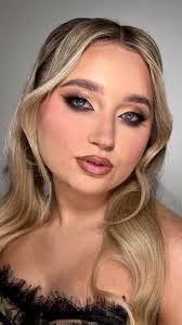 Natalcia 🖤 @natnails.arts , Chciałam pokazać Wam mocniejszą metamorfozę  pod studniówki, ale i Andrzejki i nie tylko 🤭🖤 , Czyli przyciemniony  czekoladowy dół, rozblendowana kreska i rzęsy wyciągnięte w ...