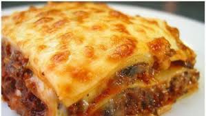 Beşamel sosun kalanını üzerine döküp 200 derecede evvelden ısıtılmış fırında üstü pembeleşene kadar pişirelim. Lazanya Tarifi Nedir En Pratik Kiymali Lazanya Nasil Yapilir