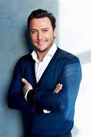 Hij is vooral bekend van zijn nummers als doe wat je wil (2013), jij liet me vallen (2014), later als ik groter ben (2017) en zij weet het (2018). Gerrys Inn Heute Live Auf Unserer Terrasse Tino Martin Facebook