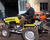 Hurda Traktor Parcalariyla Uzaktan Kumandali Bahce Traktoru Yapti