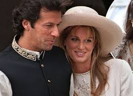 در مراسم سوگند که در کاخ ریاست جمهوری برگزار شد بسیاری از نظامیان، شخصیت‌های یک سیاسی، هنرمندان و ورزشکاران و تیم سابق ملی کریکت پاکستان. Ø¬Ù…Ø§Ø¦Ù…Ø§ Ø®Ø§Ù† Ú©Ø§ Ù¾Ø§Ú©Ø³ØªØ§Ù† Ø§Ù†Û' Ú©Ø§ Ø§Ø¹Ù„Ø§Ù† Ú©ÛŒØ§ Ø¹Ù…Ø±Ø§Ù† Ø®Ø§Ù† Ù¾Ú¾Ø± Ø´Ø§Ø¯ÛŒ Swat News