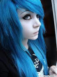 From the blue color, to the straight, long hair and the deep parting, this is the staple emo style. Pin On Hair