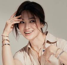 Tumabi kayo dadaan si Tita Song Hye Kyo! 38 pero mukhang 18! Panis lahat ng  leading lady sa mga KDrama ngayon! #UltraTita #38IsTheNew18  #TitosAndTitasOfManila