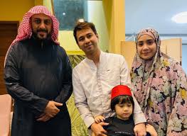 Ia anak pertama dari 12 bersaudara dan menikah dengan umi nadia, wanita indonesia asal lombok, ntb, dan dikaruniai seorang anak bernama hasan. Pernah Hadiahi Raffi Ahmad Karpet Masjidil Haram Ulama Madinah Ini Lanjutkan Dakwah Usai Ditikam Orang Tak Dikenal Inilah Detik Detik Penyerangan Semua Halaman Fotokita