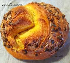 Uno dei più facili da reperire è il pane alla curcuma o la focaccia perché questo ingrediente si presta davvero bene ad accompagnare, insaporire e colorare di uno splendido tono giallo i prodotti da forno salati. Pane Di Semola Rimacinata Alla Curcuma Paste E Pasticci Con Flo
