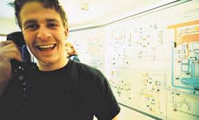 Tvítugur ma›ur stunginn til bana