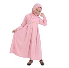 Dimana bahan ini akan menonjolkan sisi glamour dari diri anda. Desain Gamis Cwe Remaja Desaingi