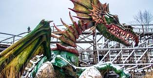 De attractie ligt in het themagebied ruigrijk aan de voormalige kanovijver, op de plaats van de voormalige pegasus. Efteling Achtbaan Joris En De Draak Voorlopig Buiten Gebruik Looopings Nl