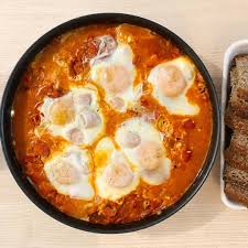 Vous Connaissez La Chakchouka Ce Plat Originaire Du Maghreb Ressemble A Une Ratatouille Epicee Sur Laquelle On Vient Casser Chakchouka Recette Plats Mijotes