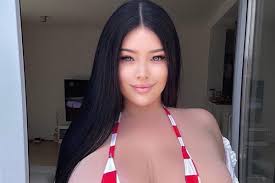 Influencer de seios gigantes diz que nunca fez plásticas - OFuxico