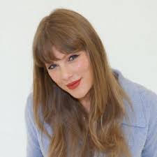 Lucia Espinal's Instagram, Twitter & Facebook