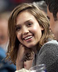 Mom of 3, founder of the honest company, amateur chef, terrible speller, loyal friend, hilarious at times. Jessica Alba Die Extra Portion Gluck Gala De